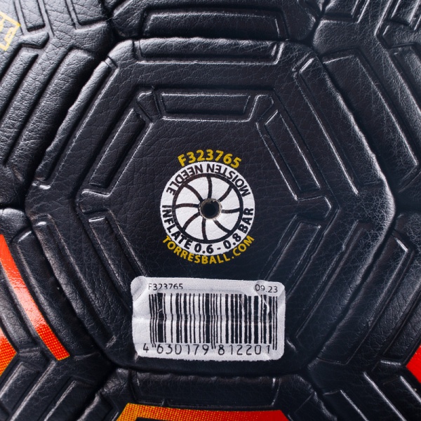 Мяч футбольный Torres Freestyle Grip F323765, разм. 5, черный/желт/крас Мяч футбольный Torres Freestyle Grip F323765, разм. 5, черный/желт/крас