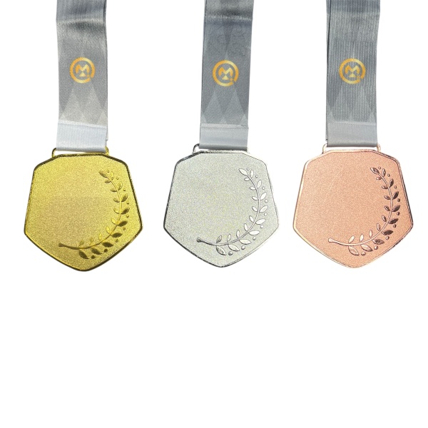 Медаль 7,5 см "Щит с римскими цифрами + флаг" M-23, серая лента